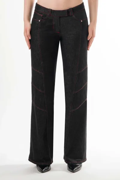 Bootcut Denim mit roten N&auml;hten