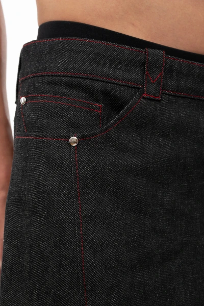 Spotlight Blaze – Wide Leg Jeans mit roten Kontrastnähten, Detailansicht