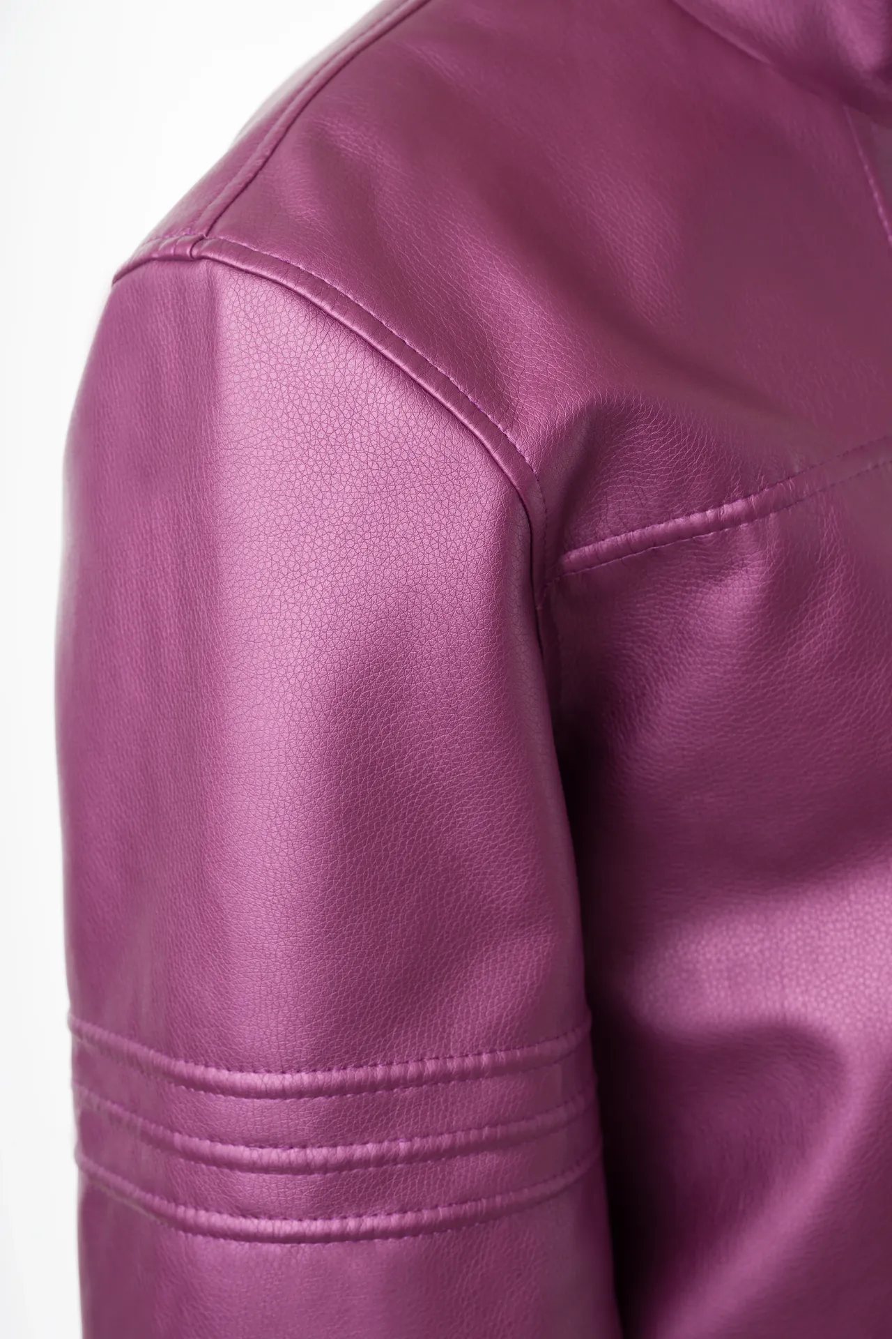 Pace EB110 HIM – Boxy Metallic Kunstlederjacke mit Strukturlinien