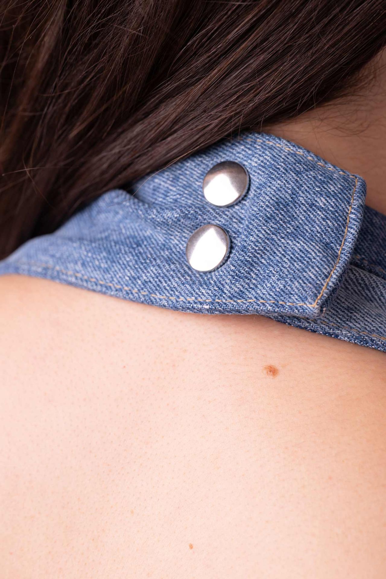 Silberne allergiefreundliche Druckknöpfe am Nacken des Denim Korsett-Tops