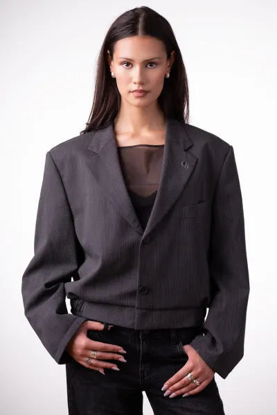 Upcycled Bomber-Blazer in Grau, geschlossen von vorne getragen, mit Reverskragen und elastischem Bündchen