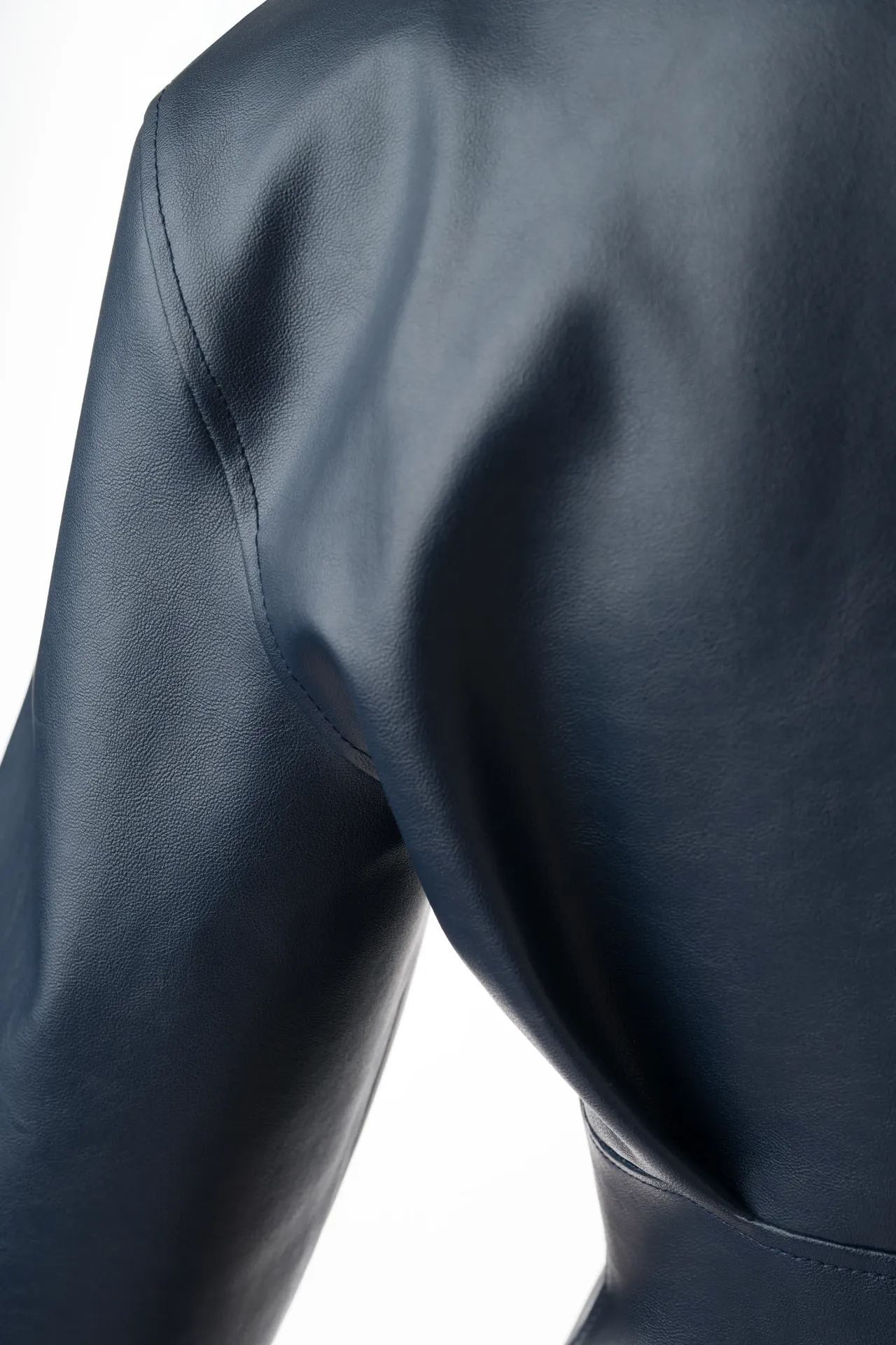 Hornet Dive – Wide Shoulder Tailliert Kunstleder Jacke mit eingelegten Falten