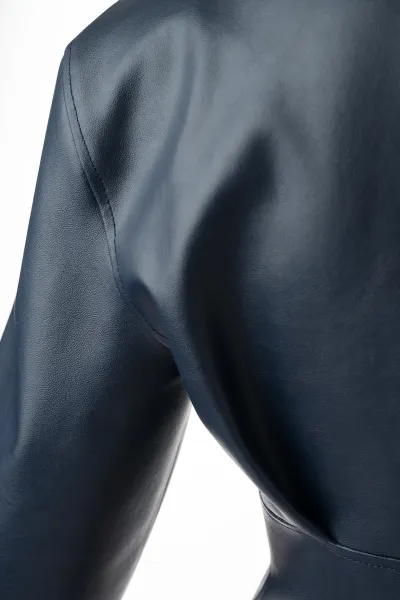 Hornet Dive – Wide Shoulder Tailliert Kunstleder Jacke mit eingelegten Falten