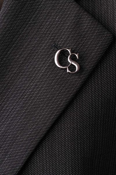 Silbernes CS-Logo als Pin am Revers des Upcycled Bomber-Blazers