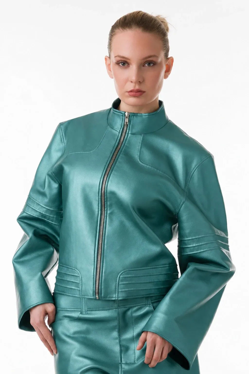 Pace EB110 HER – Boxy Metallic Kunstlederjacke mit Strukturlinien