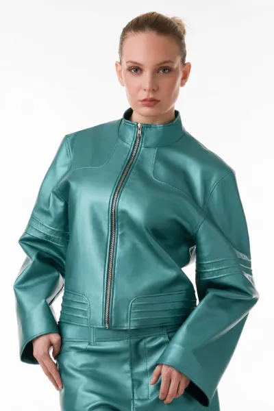 Pace EB110 HER – Boxy Metallic Kunstlederjacke mit Strukturlinien