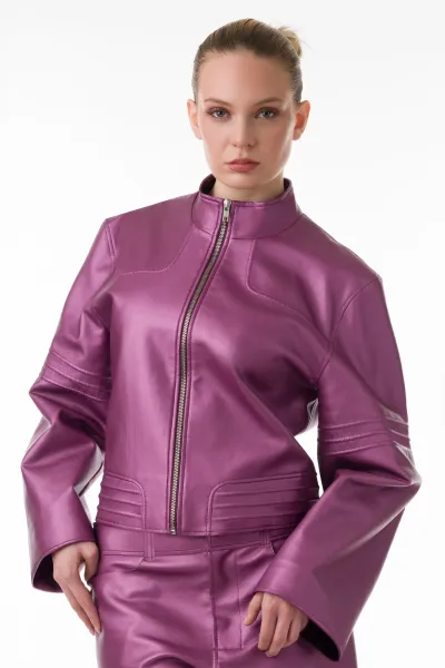 Pace EB110 HER – Boxy Metallic Kunstlederjacke mit Strukturlinien