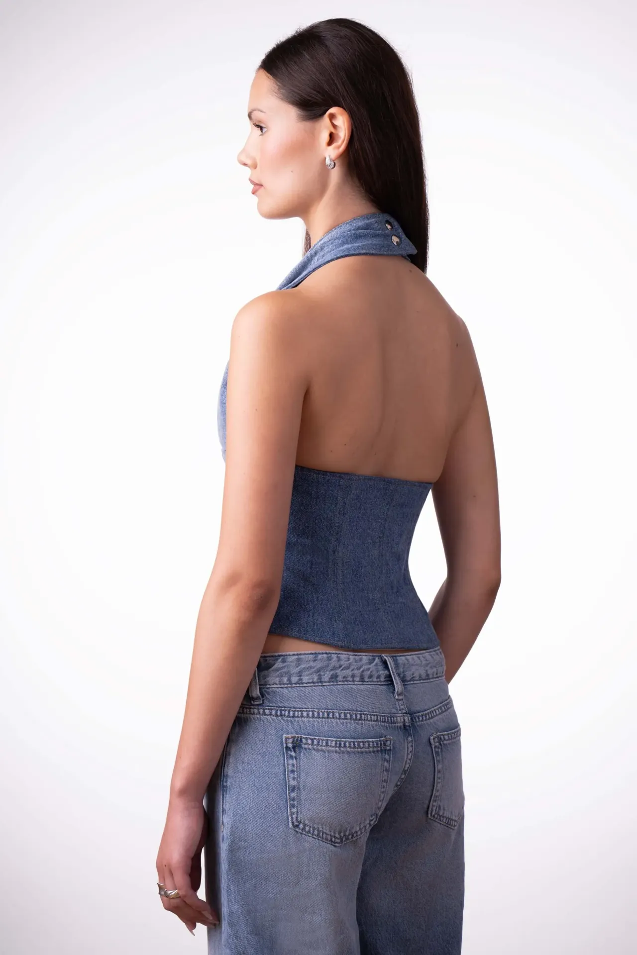 Rückenfreier upcycled Denim Korsett-Top von Celina Suchy, Rückansicht