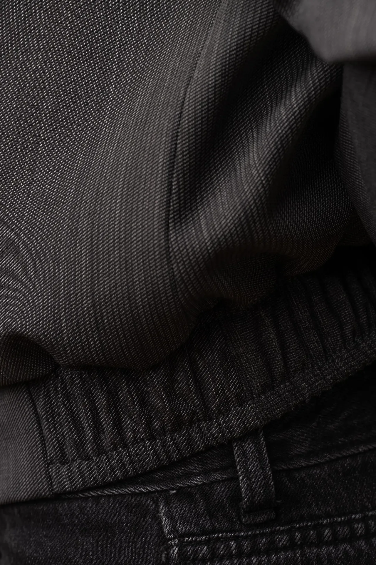 Detailaufnahme von Ärmel und elastischem Bündchen des Upcycled Bomber-Blazers