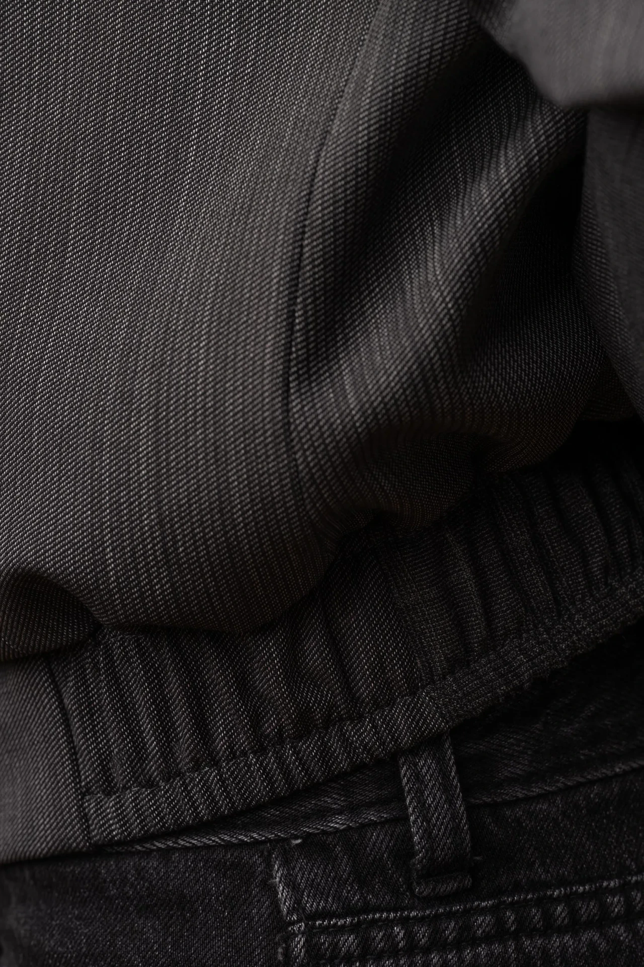 Detailaufnahme von Ärmel und elastischem Bündchen des Upcycled Bomber-Blazers