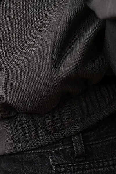 Detailaufnahme von Ärmel und elastischem Bündchen des Upcycled Bomber-Blazers
