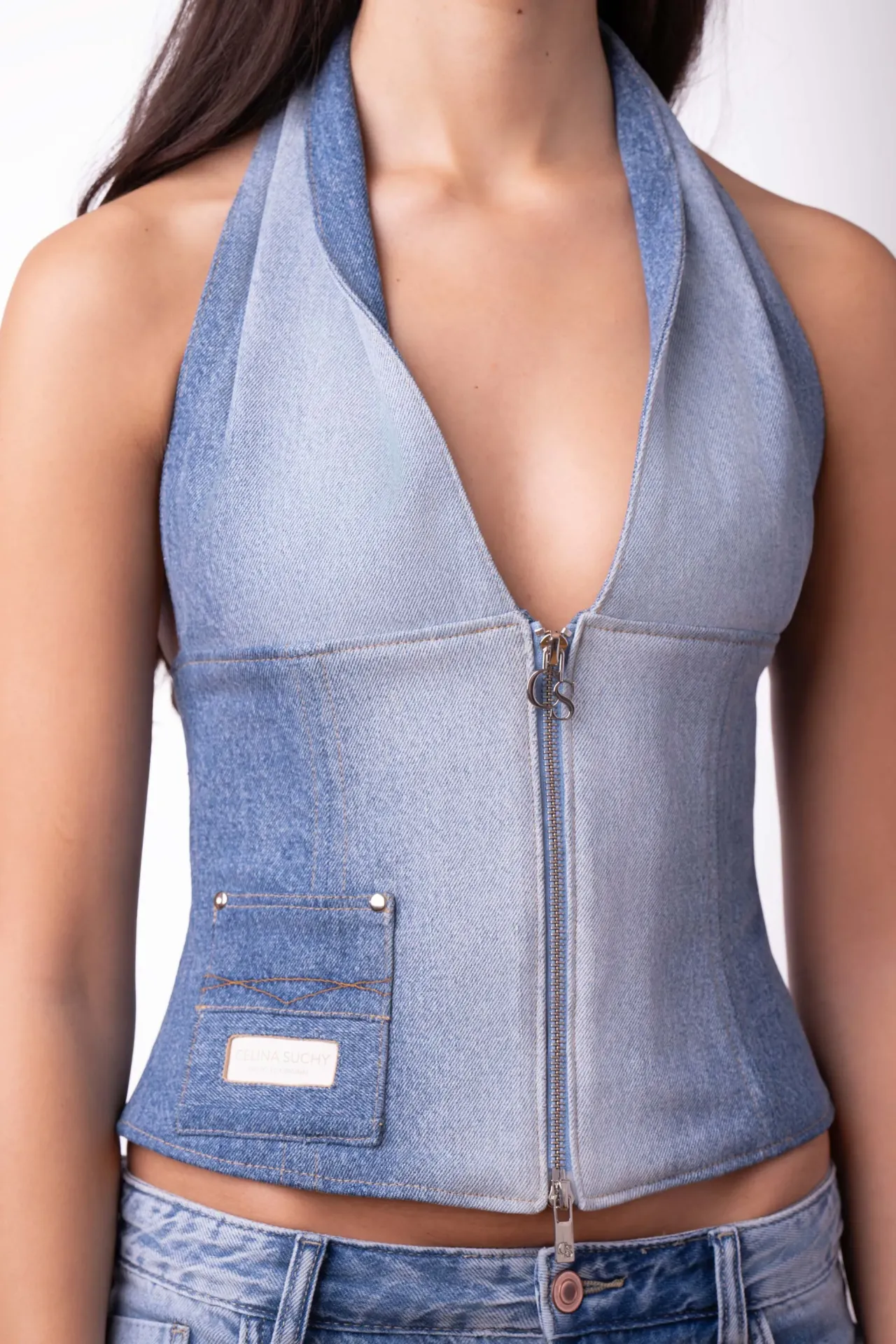 Detail: silberner CS-Reißverschluss und Lederlabel am upcycled Denim Korsett-Top