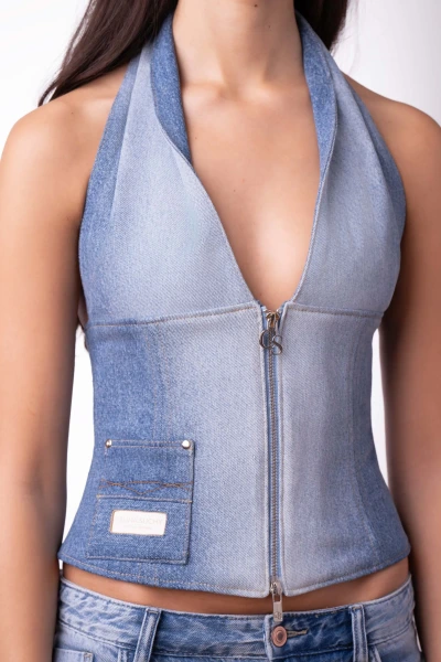 Detail: silberner CS-Reißverschluss und Lederlabel am upcycled Denim Korsett-Top
