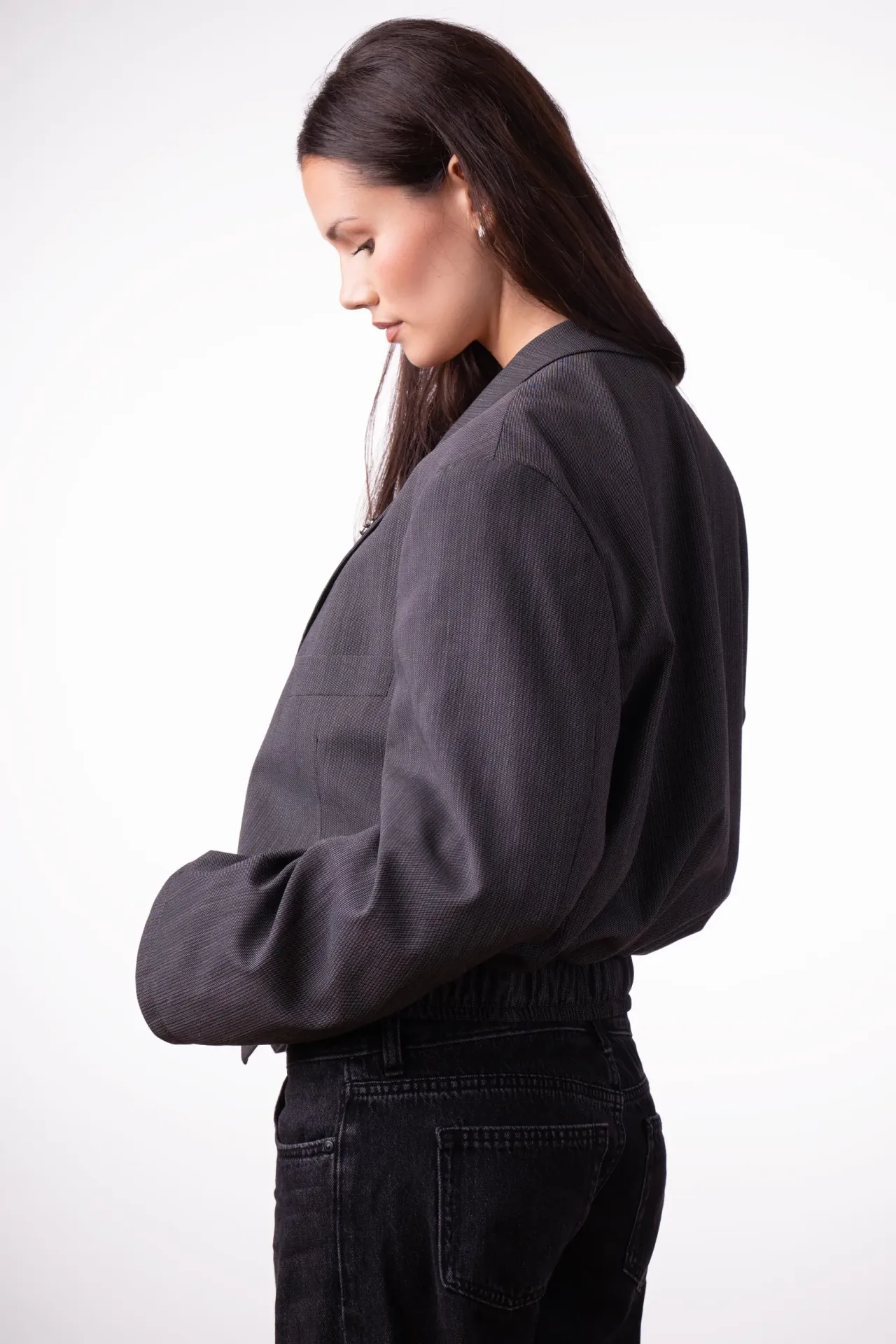 Upcycled Bomber-Blazer von der Seite, kräftige Schulterlinie und weiter Ballonärmel