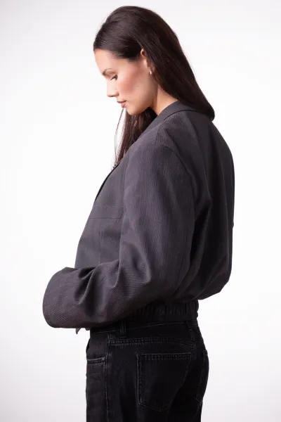 Upcycled Bomber-Blazer von der Seite, kräftige Schulterlinie und weiter Ballonärmel