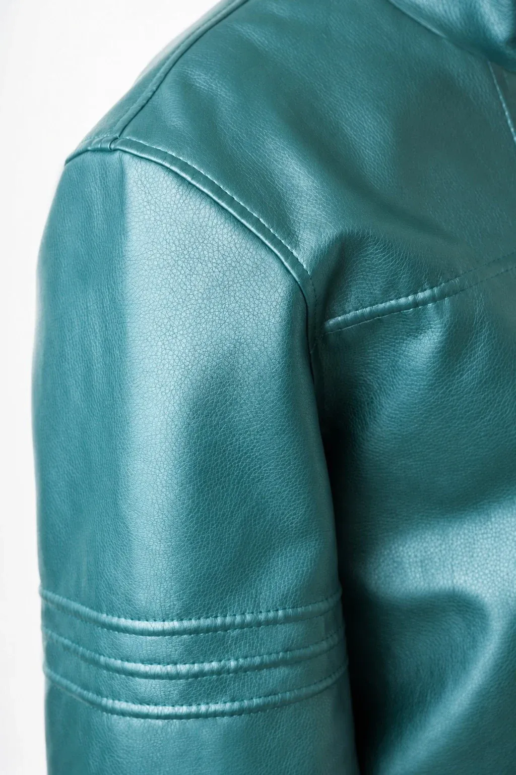 Pace EB110 HIM – Boxy Metallic Kunstlederjacke mit Strukturlinien