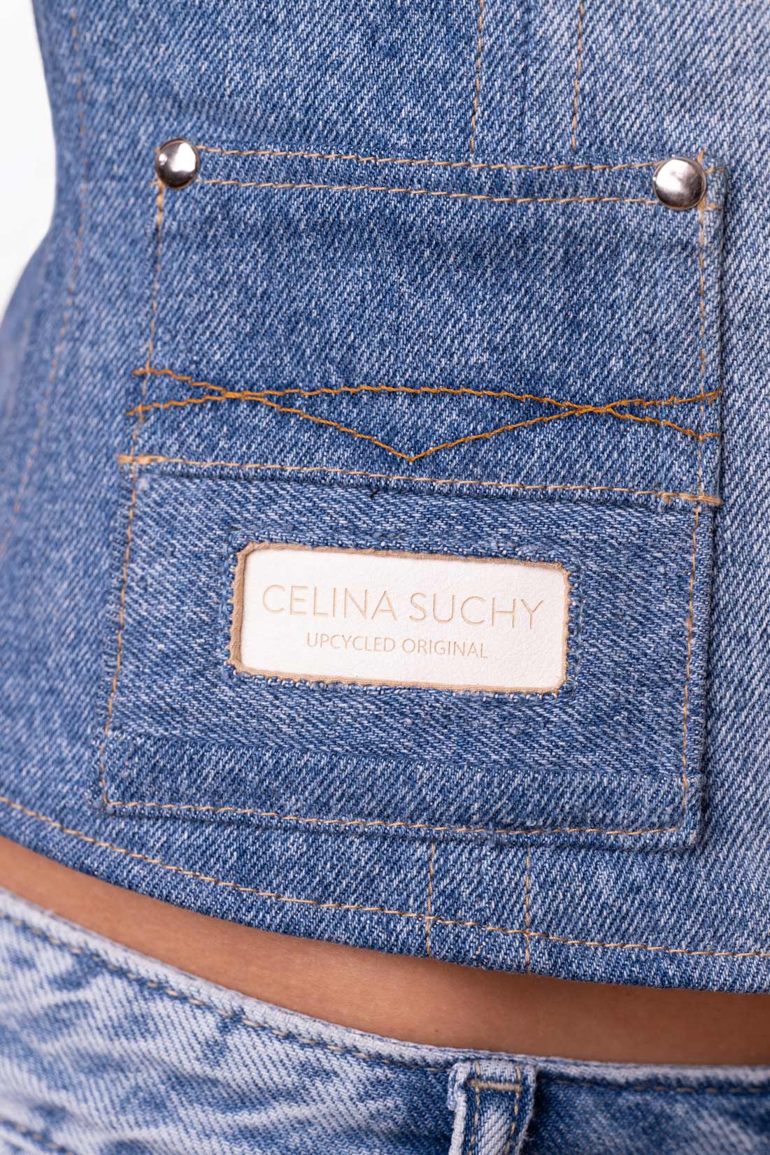 Aufgesetzte Jeanstasche mit Lederlabel „Celina Suchy Upcycled Original"