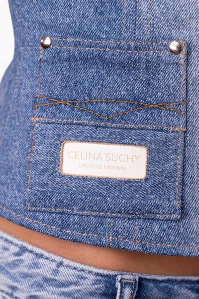 Aufgesetzte Jeanstasche mit Lederlabel „Celina Suchy Upcycled Original"